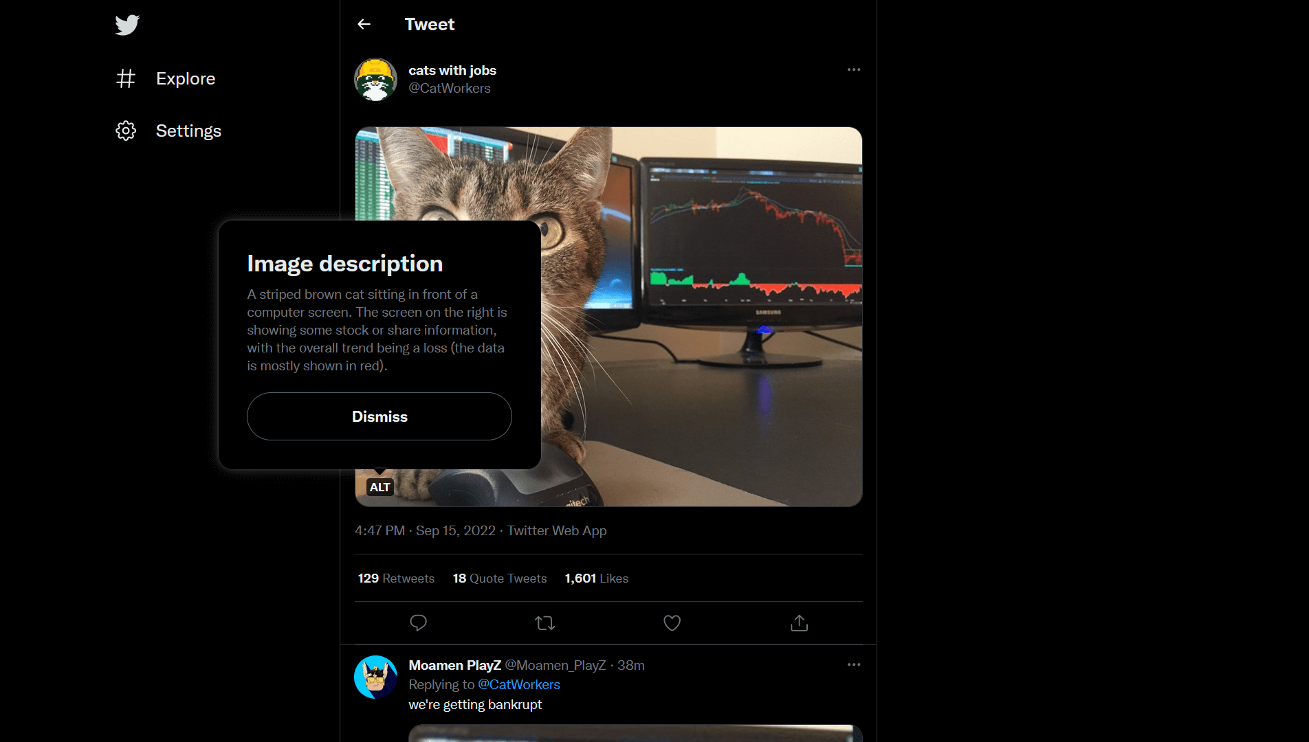 Сайт Твиттера. Открыто описание к картинке с котом из аккаунта Cats with jobs. В описании написано «Полосатый коричневый кот сидит перед монитором. Экран монитора находится справа, на нём видна информация о курсах акций с трендом к падению (данные в основном красного цвета)».